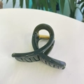 Vue détaillée de la grande pince à cheveux vert foncé avec finition brillante et ressort - Moyen / Vert Foncé