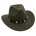 Détail d'un chapeau en laine vert olive avec perles et bande en cuir à rivets métalliques - Vert Militaire