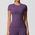 Détail du tissu brossé double face sur ce t-shirt de sport violet à coupe ajustée - Violet Foncé