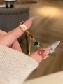 Detalle de pulsera con piedras preciosas geométricas y cadena de oro fino - Dorado-Multicolor