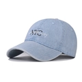 Detalle de gorra de béisbol en denim lavado con bordado New York City y textura de sarga - Azul Denim Claro