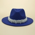 Dettaglio del cappello Fedora in feltro blu con fascia decorativa di perle bianche lucide - M (56-58cm) / Blu Reale