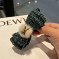 Elegante fermaglio per capelli in tweed verde scuro con pompon e ciondolo a coniglio - Verde