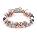 Detalle de cuentas de jaspe cebra rosa y piedra volcánica en pulsera tejida ajustable - Pulsera Tejida a Mano / Cuerda Gris de Doble Capa