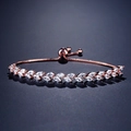 Detalle de una pulsera ajustable de oro rosa con circonitas de corte marquesa en hoja - Oro rosa