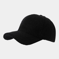 Detalle de gorra de béisbol de punto negro con textura de canalé y tejido abrigado - Ajustable / Negro