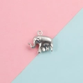 Polierter silberner Elefanten-Anhänger für DIY-Schmuck auf weichem Pastellhintergrund - 4# Elefant