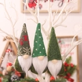 Set di 3 gnomi natalizi in maglia verde appesi a un ramo bianco per decorazioni festive - Stile Verde