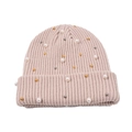 Dettaglio del berretto in maglia a coste con perle e perline metalliche rosa tenue - Taglia unica / Beige