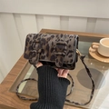 Minimalistische Umhängetasche mit Leopardenmuster, Samttextur und Retro-Schnallen - Braun