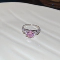 Detailaufnahme des rosa Zirkonrings mit diamantbesetztem Band und verstellbarer Öffnung - Runder Rosa Diamant-Stil (Ring-Silber-Rosa-Rund)