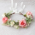 Blumenkrone mit rosa und weißen Rosen sowie grünem Laub und weißem Band für Bräute - Rosa-Weiße-Rosen-Kombination