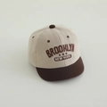 Dettaglio del berretto in velluto a coste beige per bambini con ricamo Brooklyn marrone - 50cm (1-3 anni) / Serie New York-Bianco Crema