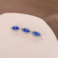 Detail van zilveren haarklem met drie ovale blauwe kristallen en heldere strassteentjes - Blauw