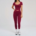 Στενό μπορντό σετ γιόγκα με crop top με τετράγωνη λαιμόκοψη και κολάν με μέση σε σχήμα V - S / Κόκκινο του Κερασιού