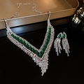 Dettaglio della collana a V e orecchini a nappa con pietre verdi e cristalli in argento - Set 2 Pezzi Collana Orecchini con Nappine a V Verde