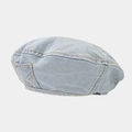 Detailopname van lichtblauwe denim baret met gele contraststiksels en zakdetail erop - M(56-58cm) / Lichtblauw