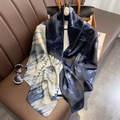 Foulard aspect soie classique avec motifs floraux bleu et crème sur un sac - 24115-image Principale / 110*110CM