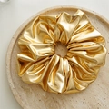 Elastico per capelli dorato metallizzato in tessuto lucido su vassoio di pietra chic - Oro sovradimensionato 17cm