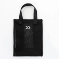 Zwarte mesh strandtas met wit logo en duurzame handvatten voor dagelijks gebruik - Zwart