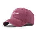 Dettaglio cappellino in cotone lavato bordeaux con ricamo Dragon bianco in stile vintage - Regolabile / Rosso vino lavato