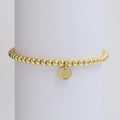 Detailaufnahme eines polierten Goldperlenarmbands mit einem runden Buchstaben-D-Anhänger - Buchstabe D (DB240603-D)