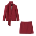 Conjunto de dos piezas rojo oscuro a la moda con blazer cuello bufanda y minifalda a juego - S / Rojo Ladrillo