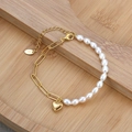 Détail du bracelet en argent 925 avec perles baroques et pendentif coeur en or - Argent 925 / Or 14K / Perle Naturelle