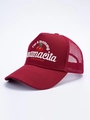 Detailansicht der Bestickung mit Mamacita-Text und Kirsch-Design auf weinroter Trucker Cap - Burgunderrot