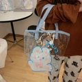 Detail der transparenten PVC-Tasche mit himmelblauem Rand und süßem Comic-Hasen - Transparent Blau Hase