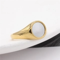 Anello con sigillo dorato minimalista con intarsio di conchiglia bianca rotonda su base - US 6 / Oro Conchiglia Bianca