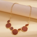 Collier doré avec sept pendentifs ronds en émail marron foncé sur chaîne élégante - Collier / Café