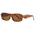 Gafas de sol rectangulares retro de carey con lentes marrones en vista lateral de 45 grados - Marco Carey Lente Té