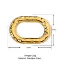 Detailansicht eines goldenen ovalen Glieds aus Edelstahl mit Maßen 13mm x 9mm - YE201/Wasserwellenring