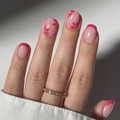 Unghie finte corte quadrate rosa stile francese con motivi floreali e finitura lucida - Stile Floreale Francese Rosa (JP3931)