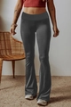 Detail der dunkelgrauen Schlaghose mit hohem Bund, kombiniert mit einem Crop-Top zu Hause - XS / Unterteile / Dunkelgrau