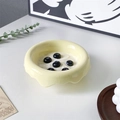 Gelbe Keramikschale mit unregelmäßigem Wellenrand für Dessert und Müsli im Detail - Milchgelb