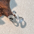 Moderner Edelstahlring mit Wellenform und eleganter Rillenstruktur im Minimal-Stil - Silber