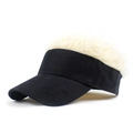 Détail d'une visière en toile noire avec perruque bouclée blanche pour usage extérieur - Réglable / Casquette de baseball / Casquette Noire avec Perruque Blanche Bouclée