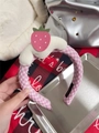 Vista detallada de la diadema de cuadros rosas con fresa de peluche y textura suave - Diadema / Cuadros Rosas Fresa con Crema
