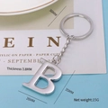 Zilveren metalen sleutelhanger met een hoofdletter B hanger voor aan tassen - Letter-B