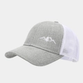 Detalle del frente de tela gris y espalda de malla blanca con bordado de montaña - Ajustable / Gris claro