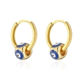 Gros plan de boucles d'oreilles créoles dorées avec pampilles œil bleu et reflets nets - Mauvais œil sphérique bleu et blanc