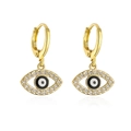 Detailweergave van 18K goud vergulde boze oog oorbellen met emaille en zirkonia steentjes - Goud