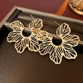 Detail der goldenen Vintage-Ohrringe auf einer hochwertigen braunen Schmuckbox - 15# Silberstift - Goldene Blumen-Hohl-Ohrstecker