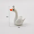 Vista detallada de un colgante de cisne acrílico blanco, dimensiones 30mm alto y 20mm ancho - Cisne