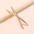 Dettaglio di fermagli per capelli dorati minimalisti con design geometrico a X - Croce Oro (E1326)