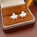 Dettaglio degli orecchini vintage con perle in una scatola regalo di lusso in pelle marrone - Argento (Perno in argento)
