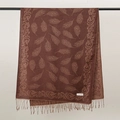 Dettaglio di scialle pashmina marrone con motivi a piuma di pavone e nappine frangiate vintage - Marrone Motivo Piume di Pavone