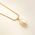 Schicke Goldkette mit großem weißem Barockperlen-Anhänger für Damen im Trend - Weiß